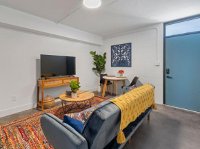 Colorful Studio with Queen Bed, City Walkable!